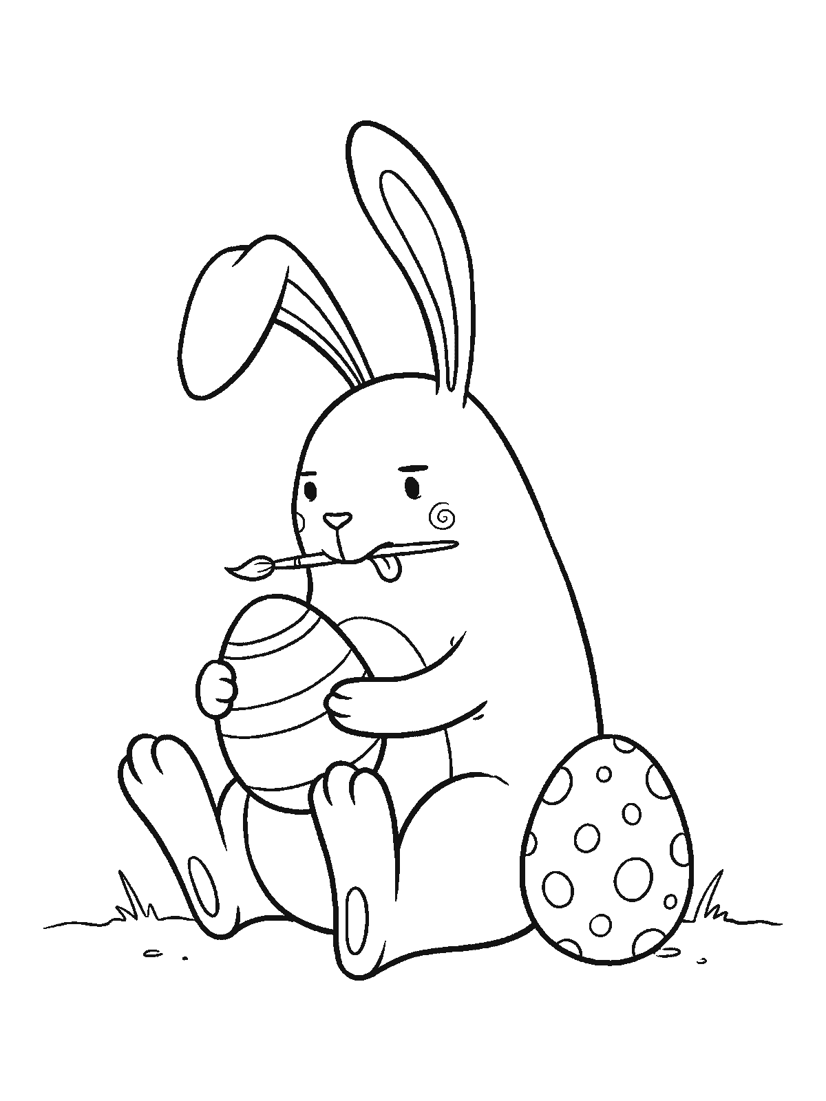 Ausmalbild: Ein Hase sitzt am Boden, hält ein großes Ei zwischen den Vorderpfoten und malt mit einem Pinsel im Mund einen Streifen darauf