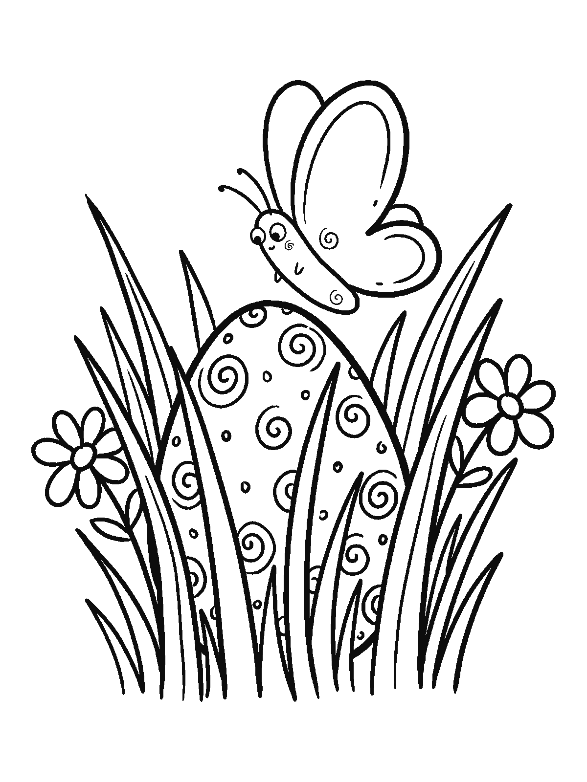 Ausmalbild: Ein großes gemustertes Ei steckt zwischen hohen Grashalmen und zwei Blumen, nur die obere Hälfte ist zu sehen, darüber schwebt ein Schmetterling