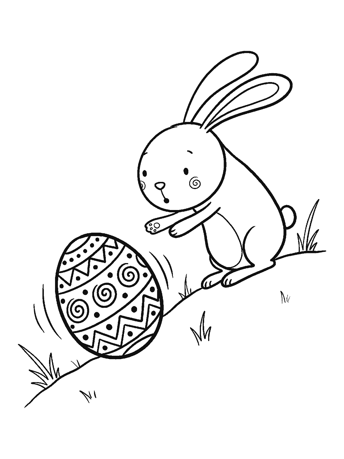 Ausmalbild: Ein rundes gemustertes Ei rollt einen sanften Grashang hinunter, oben streckt ein Hase beide Vorderpfoten danach aus