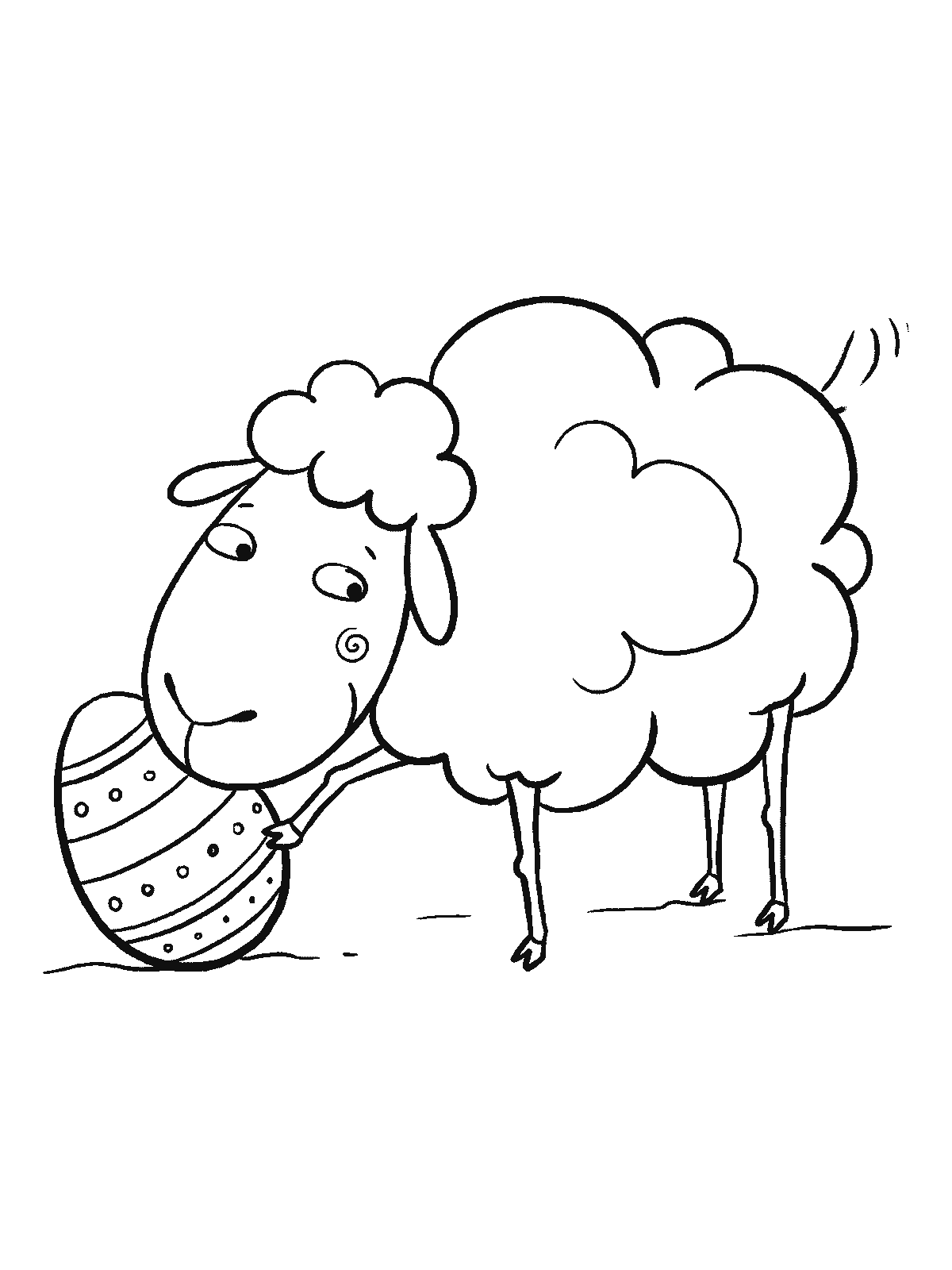 Ausmalbild: Ein kleines Lamm, dessen Wolle als große weiche Bögen gezeichnet ist, steht auf dünnen Beinen und stupst ein großes gemustertes Ei mit der Nase an