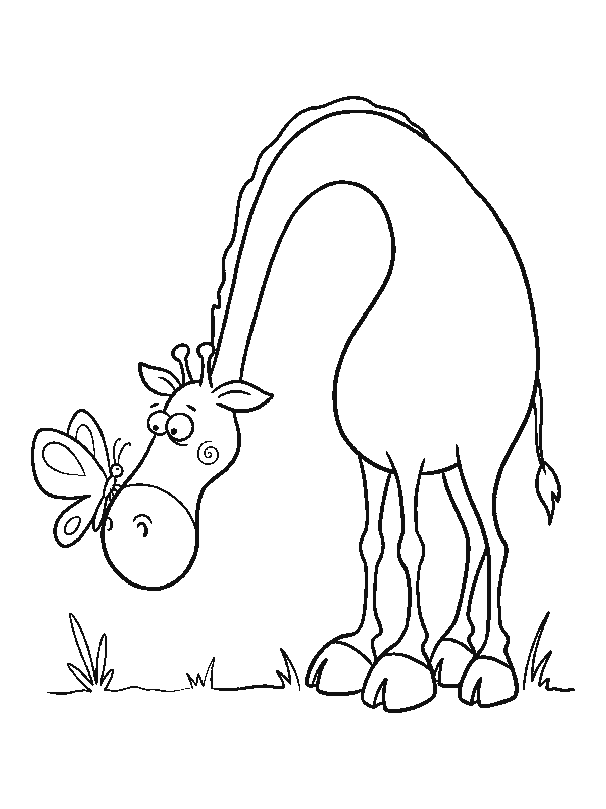 Ausmalbild: Eine Giraffe senkt den Kopf und schielt nach unten auf einen Schmetterling, der auf ihrer Nasenspitze gelandet ist